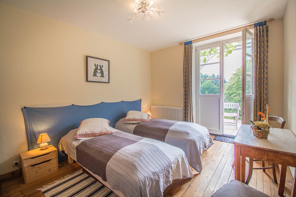 ห้องนอนชั้นแรกพร้อมทางเข้าระเบียง