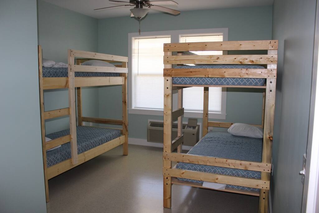 4-Person Room w/private bathroom