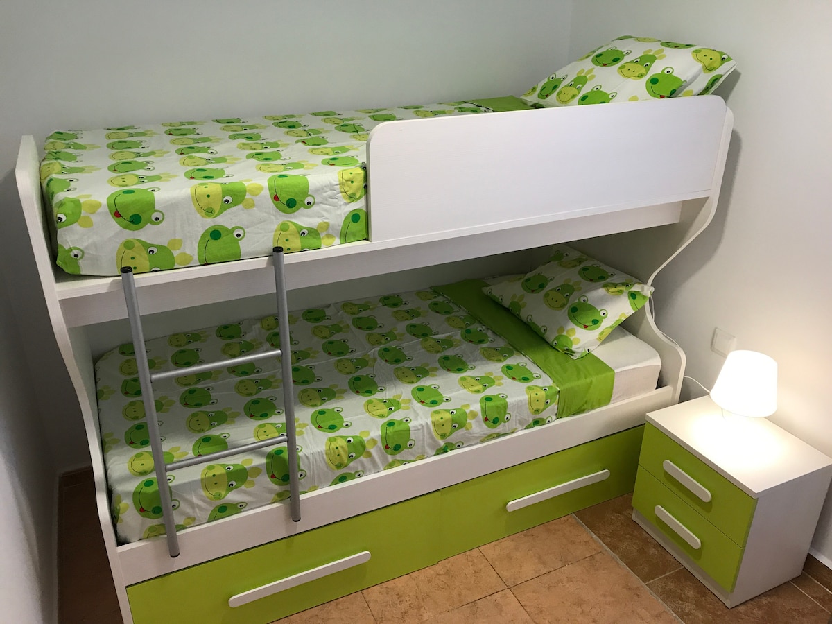 Chumba cha tatu kina kitanda cha ghorofa..