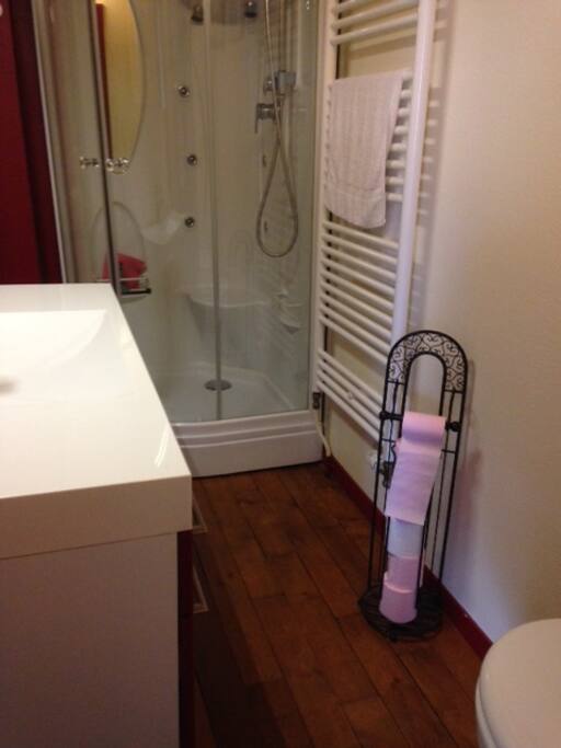 Salle d'eau privative avec WC