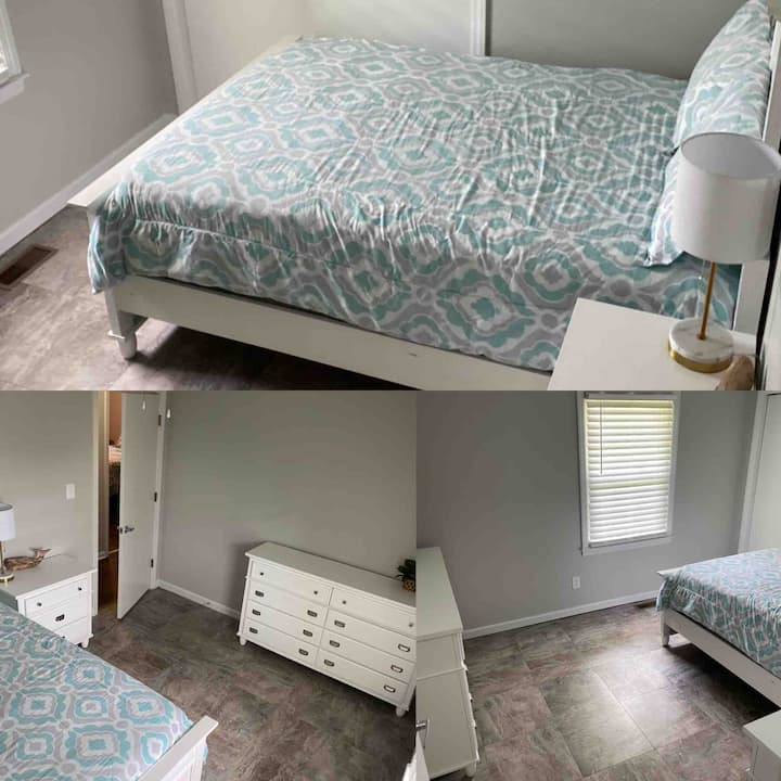 El tercer dormitorio está al otro lado del pasillo del baño. El dormitorio del medio tiene una cama nueva de tamaño completo.