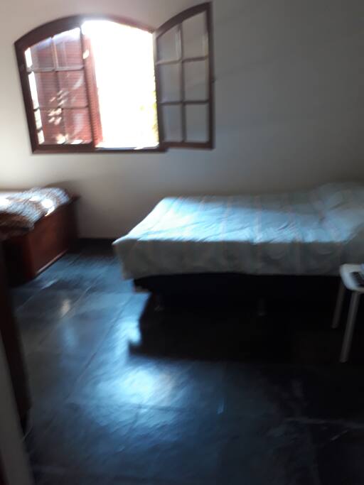 Quarto com uma cama de casal e uma cama de solteiro