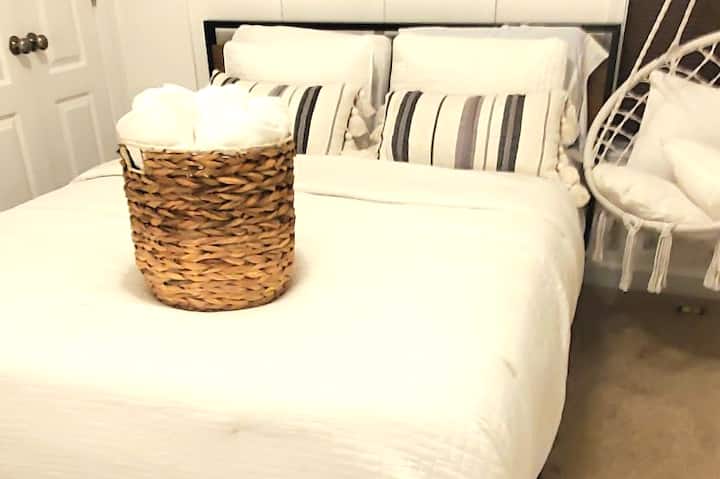 Трета спалня с двойно легло queen size с люлка близо до прозорец, 9 - футови тавани, килер и вентилатор на тавана. 