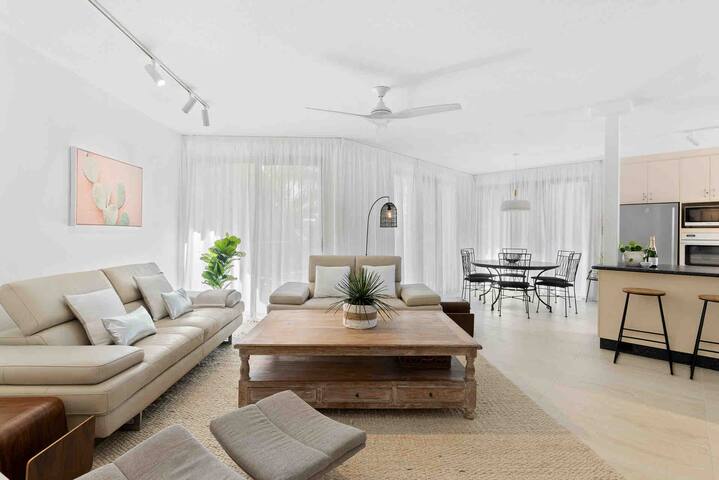 ON THE BEACH ~ Byron Breeze 5