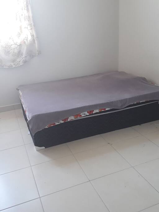 Cama disponível no quarto