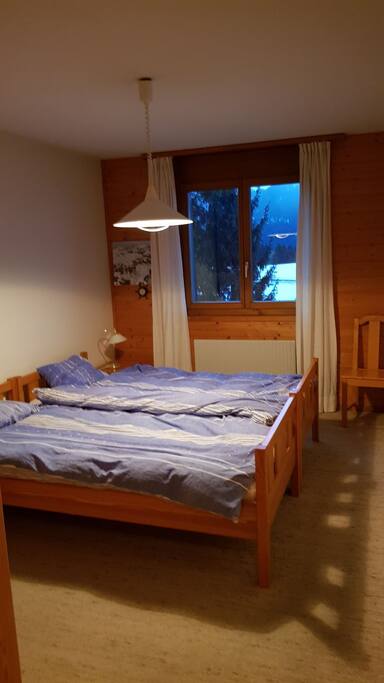 Chambre avec armoire