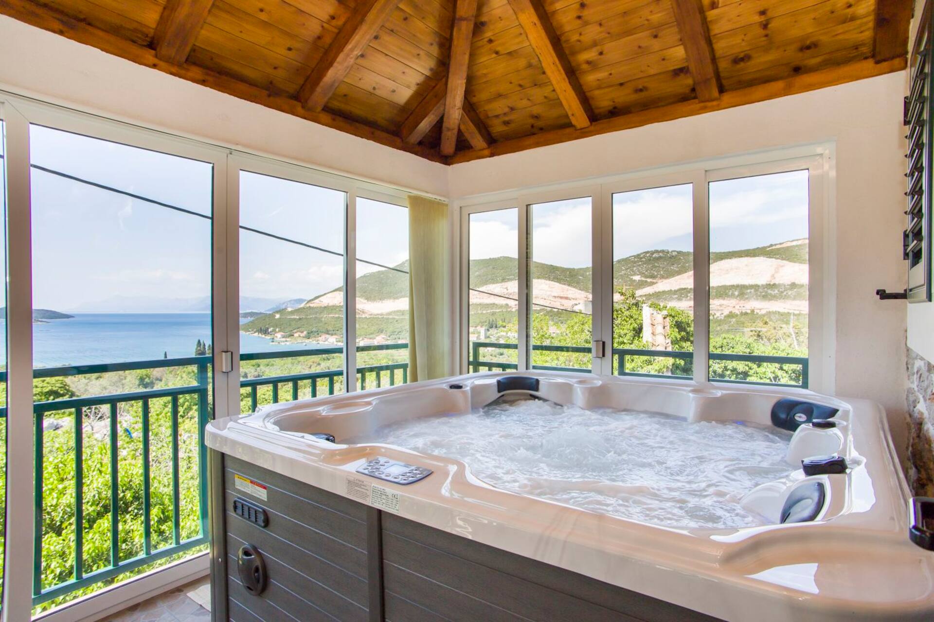 Mlinica, an attractive cottage with a jacuzzi.