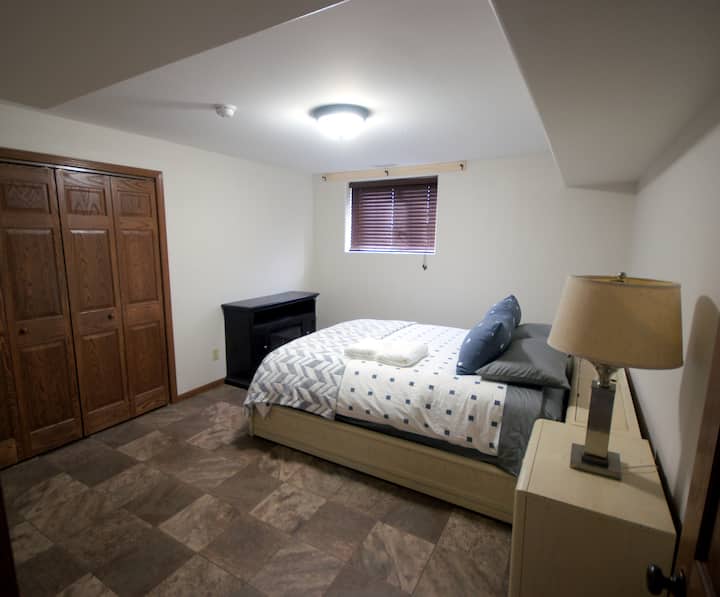 למטה ... החדר הטוב ביותר בבית!! אני אוהבת לישון בחדר הזה.