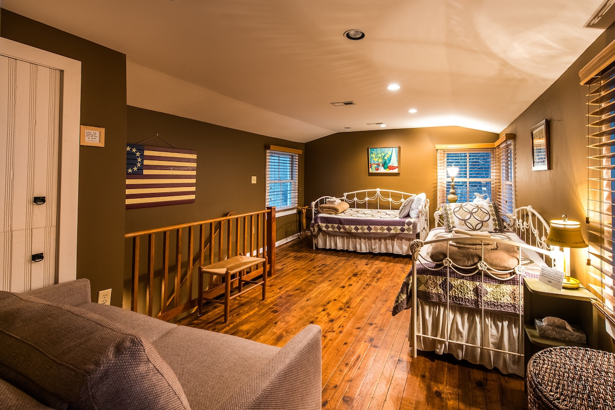 独立的楼梯，每张单人床都有拉出式双床房，还有另一张舒适的沙发床，可供另一个情侣房间使用