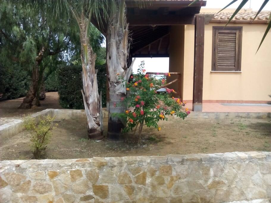 Giardino lato ingresso