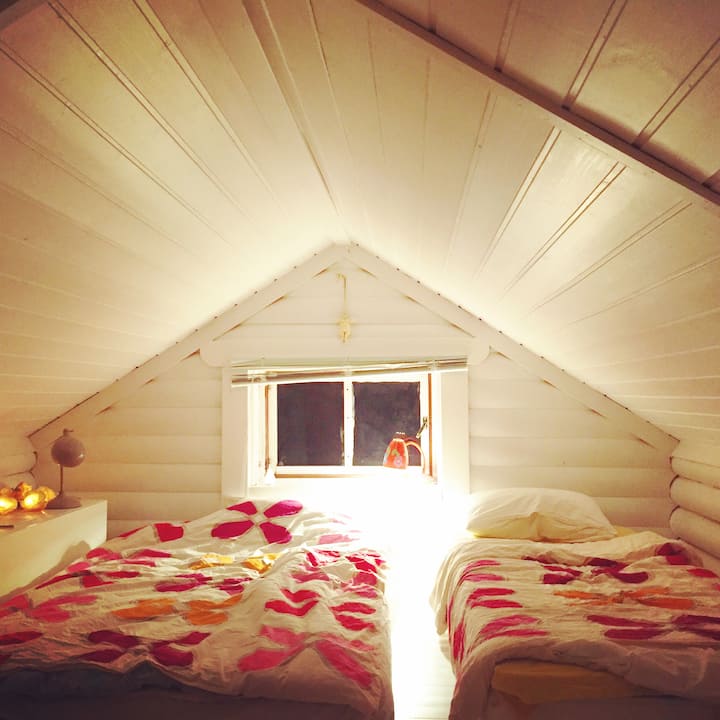 Senger privat på loftet