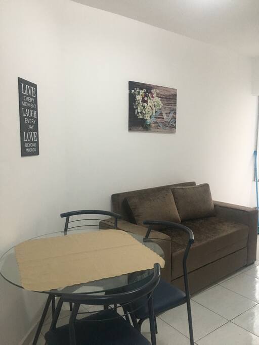 SOFÁ CAMA E MESA COM 03 CADEIRAS