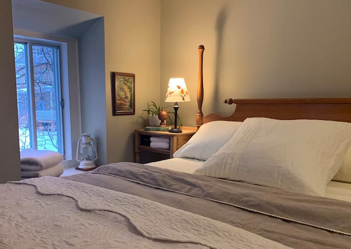 Chambre Chêne - Gîte Chêne et capucine - Bed and Breakfasts à louer à  Saint-Damien, Québec, Canada - Airbnb