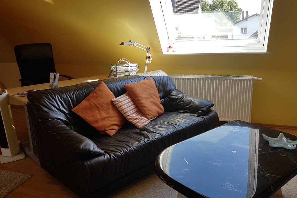 Wohnzimmer mit Schreibtisch