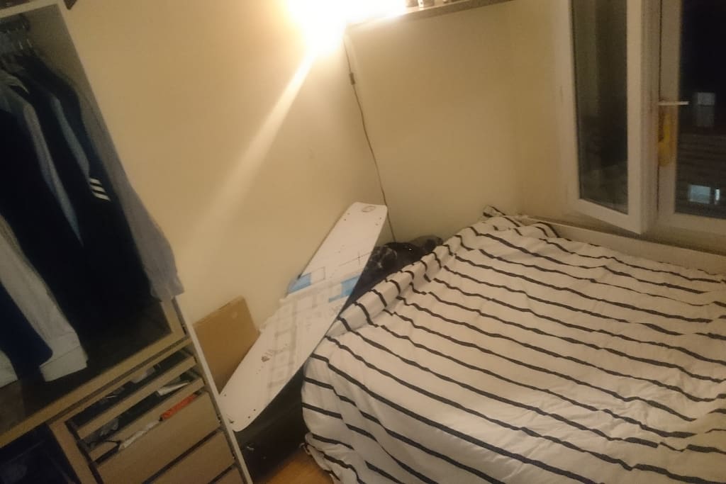 Chambre avec un grand lit double
