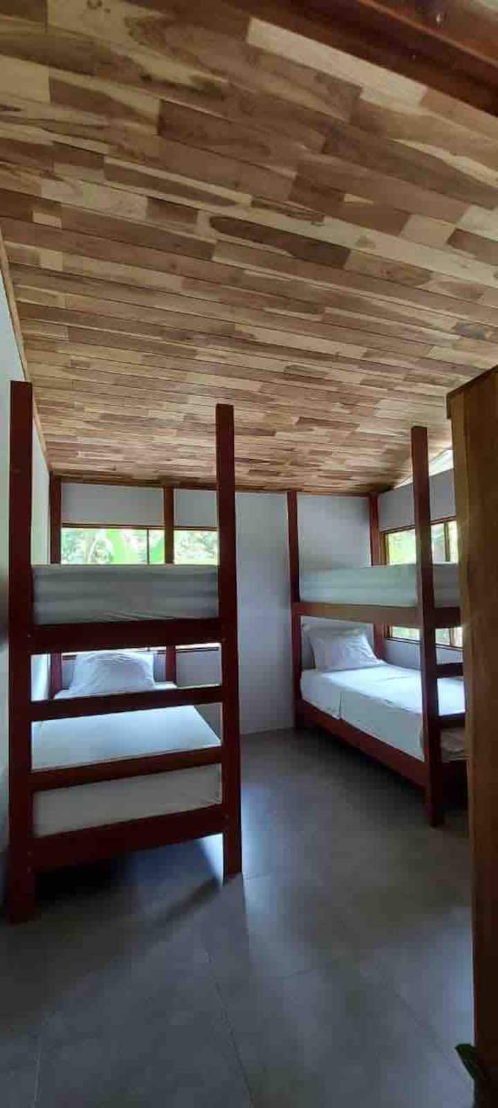 חדר שינה עם מיטת קומתיים