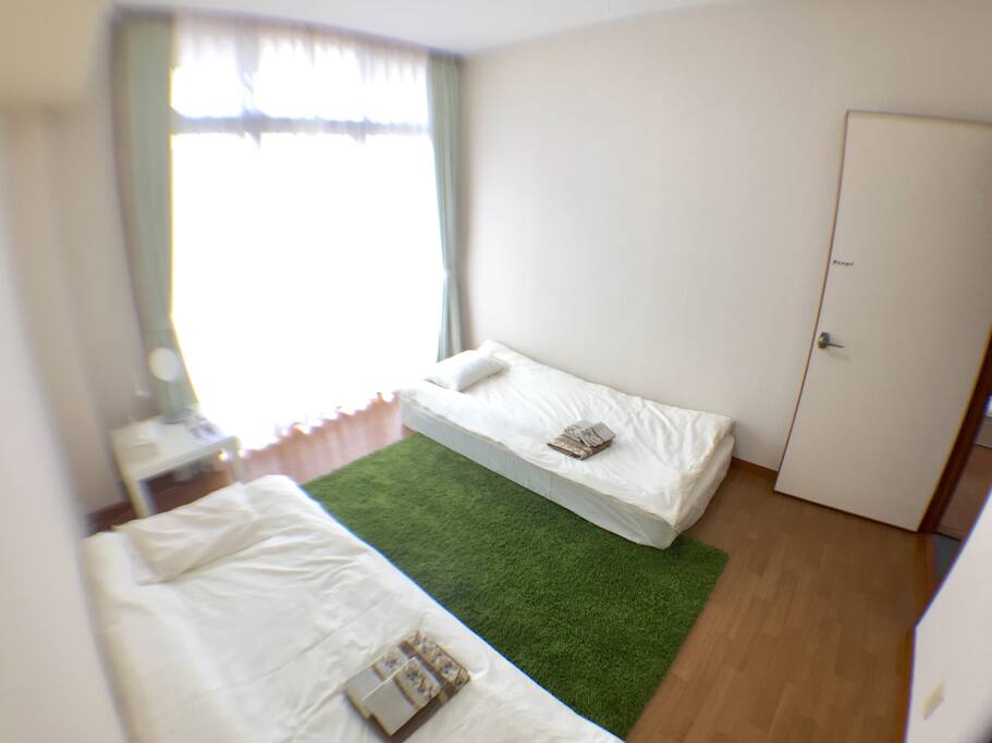 部屋は3階にあります。
窓から光も風もよく入ります。
バルコニーからの高松駅広場や
サンポートタワーの景色も楽しめます。
ベッドと寝具はすべて新品です。
(2017年7月購入)
エアコン、カーテン、壁紙も新品です。
(2017年)