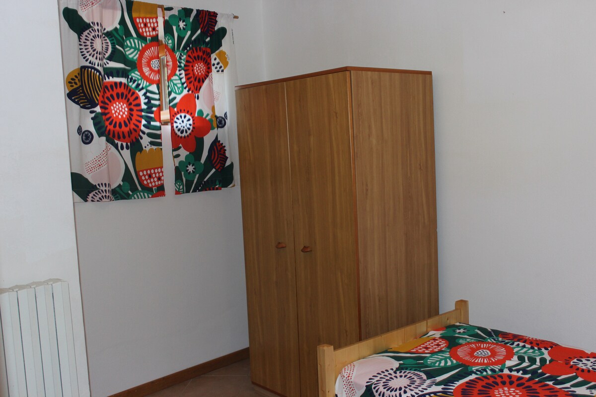 חדר שינה מס' 1 עם שתי מיטות 