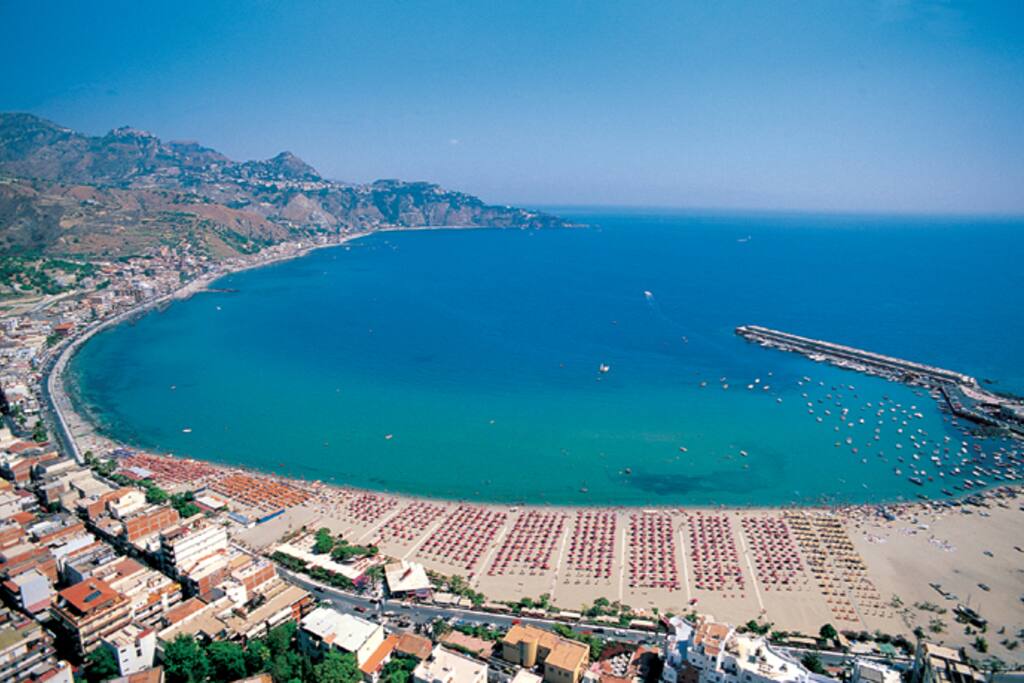 A due passi dalla spiaggia di Giardini Naxos