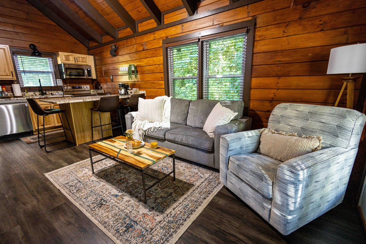 Popular Airbnb listing: Summer Fam Cabin • Sleeps 4 • HotTub • Close to PF in Pigeon Forge