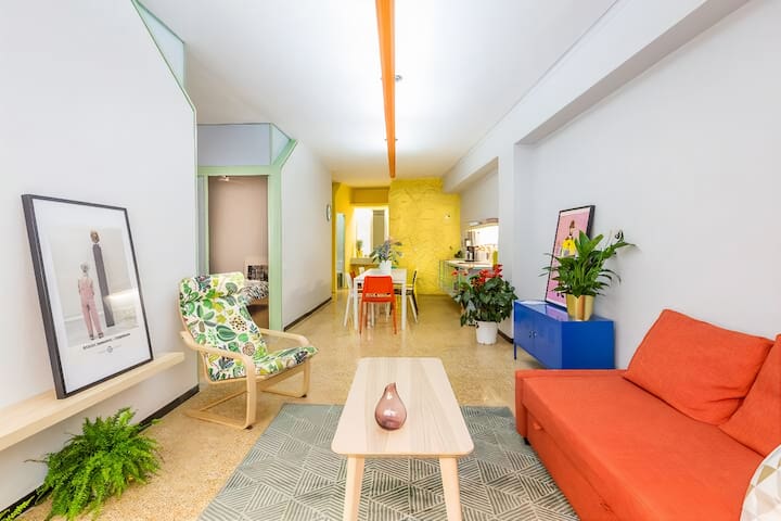 Colourful apartment for 7 ppl in heart of Athens!