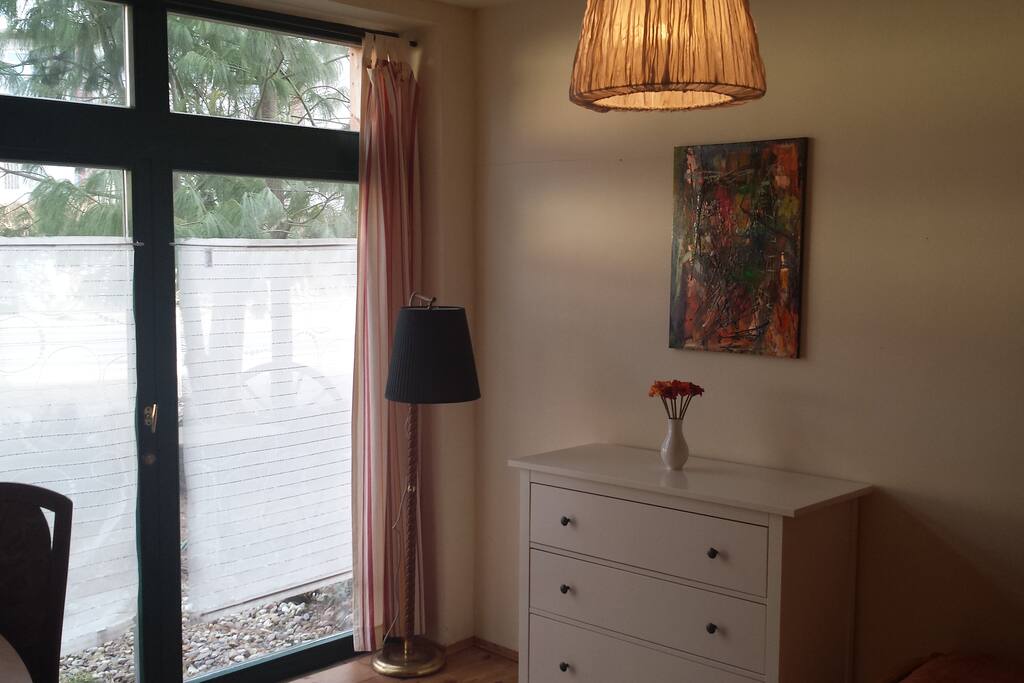 Fenster mit Tür zum Vorgarten