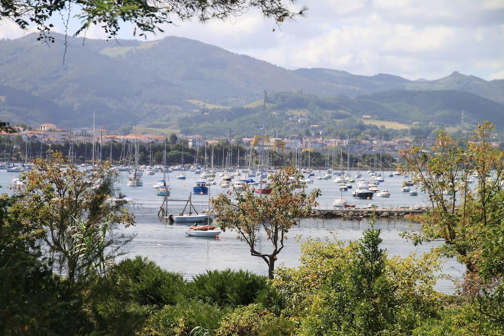 La baie de Chingoudy et les Pyrénées espagnoles du 1er étage