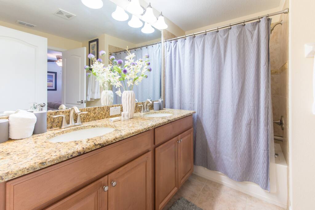 Bathroom 2 (master bedroom)