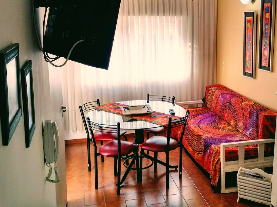 Dpto: Espacio de living-comedor. Excelente iluminación, (servicio de cable y wifi)