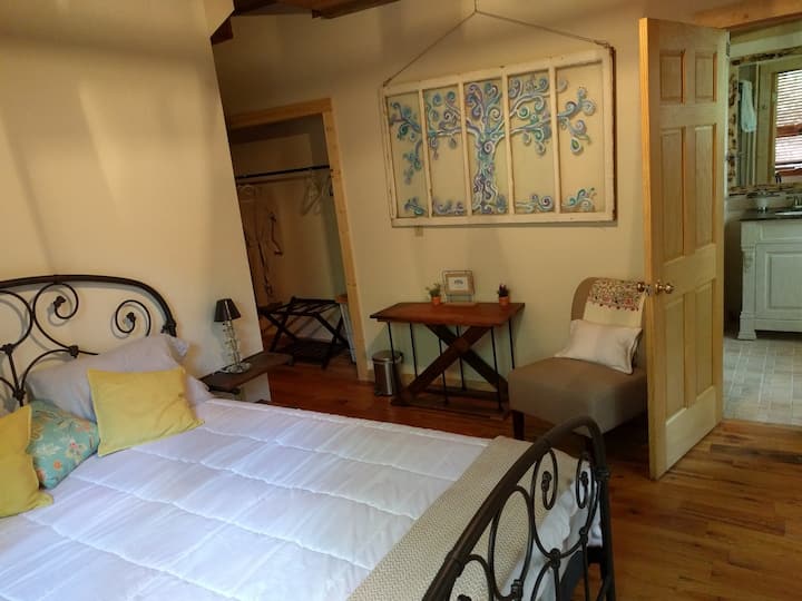 Vineyard bedroom sleeps one to two people (Queen bed). 
 Private bathroom with double vanity sink & large shower.
