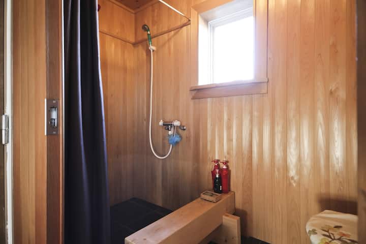 プライベート　シャワールーム&シンク、トイレ