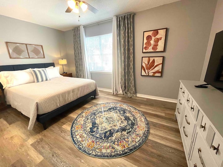 Голяма спалня на горния етаж с едно двойно легло. Има място за пълноразмерен надуваем матрак.