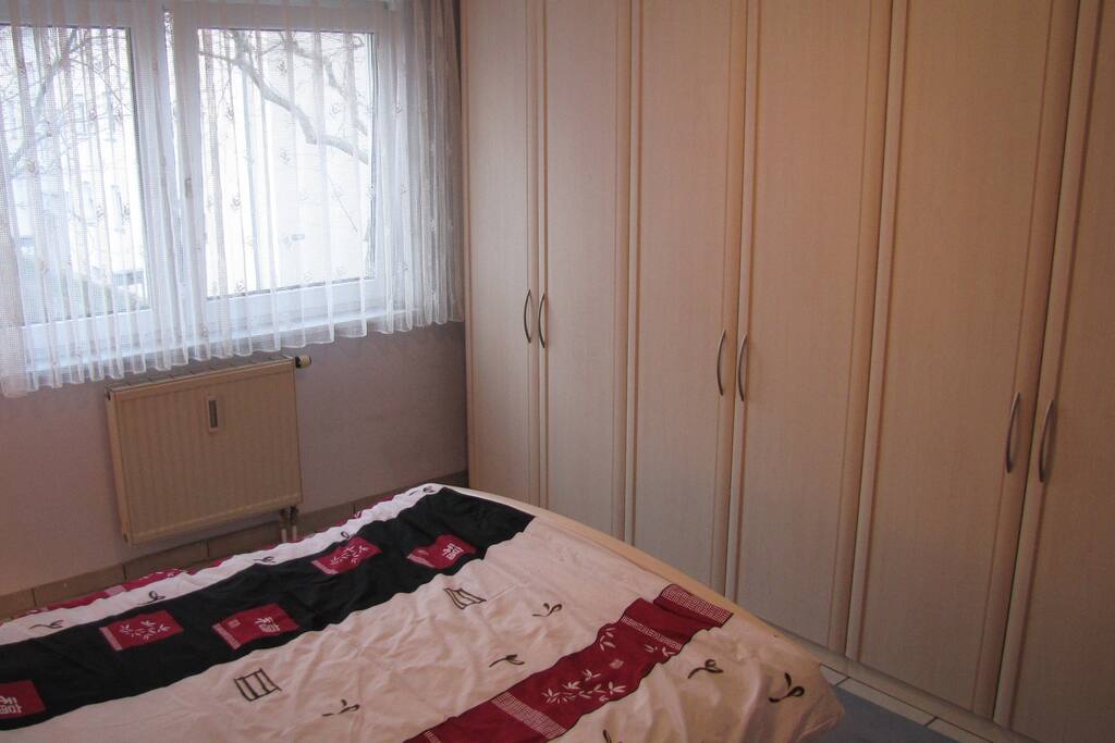 Schlafzimmer 1, mit großem Kleiderschrank.