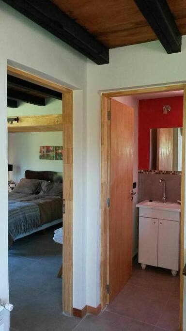 Vista del baño y la habitación