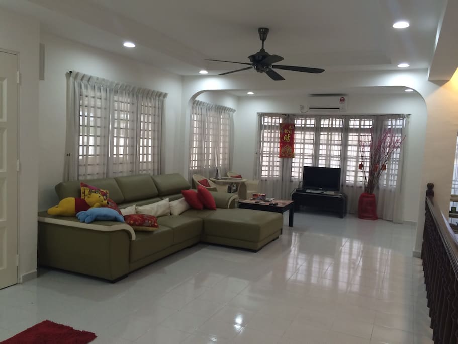 Large living room suitable for hosting your guests