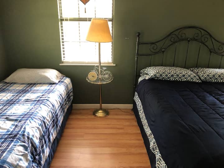 El dormitorio más grande tiene una cama queen y una cama doble.