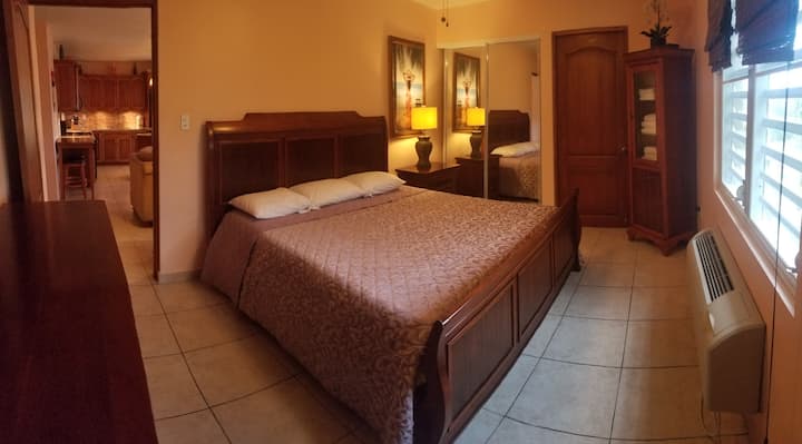 Spálňa na 2. poschodí s manželskou posteľou  a vlastnou kúpeľňou