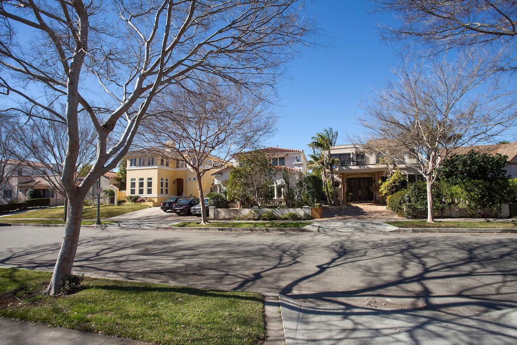 Panoramic view of Almont Drive