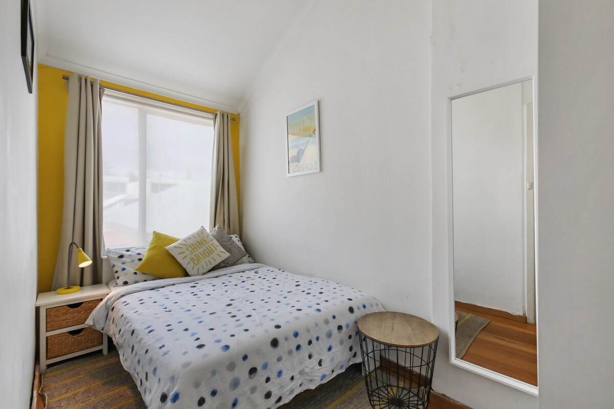 卧室2.双人床。 