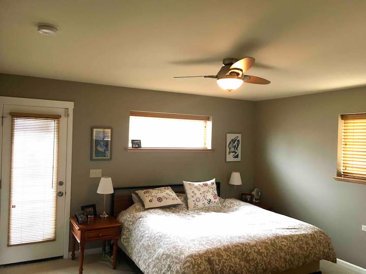 Главна спална соба со брачен кревет и многу простор на подот 