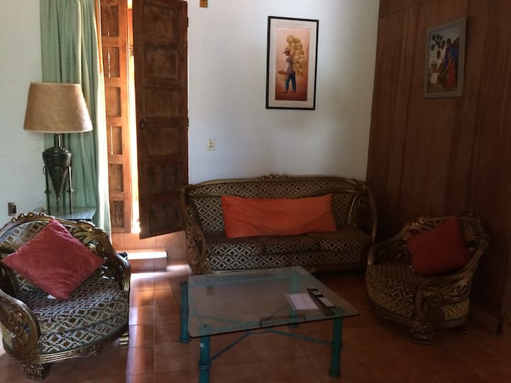 ห้องนั่งเล่นพร้อมเตียงโซฟา