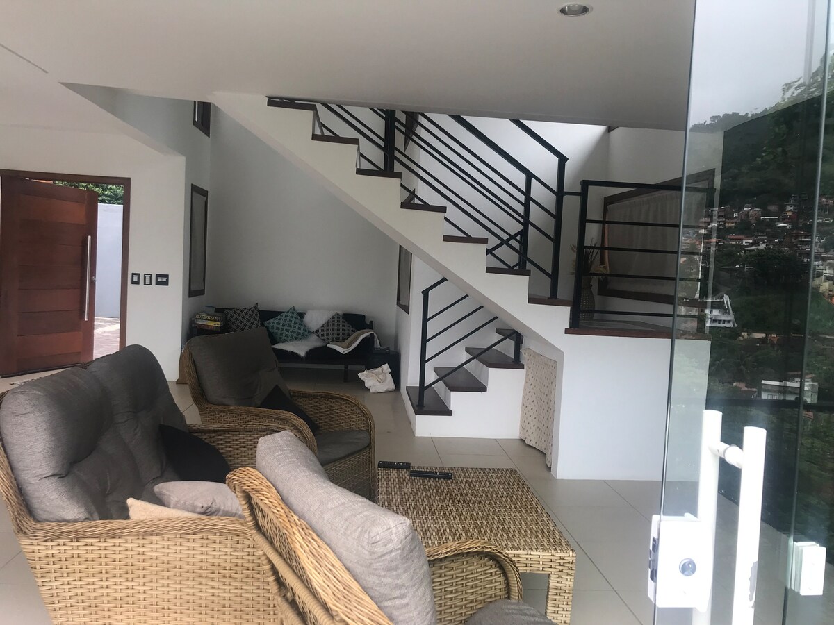 配备65英寸智能电视的客房