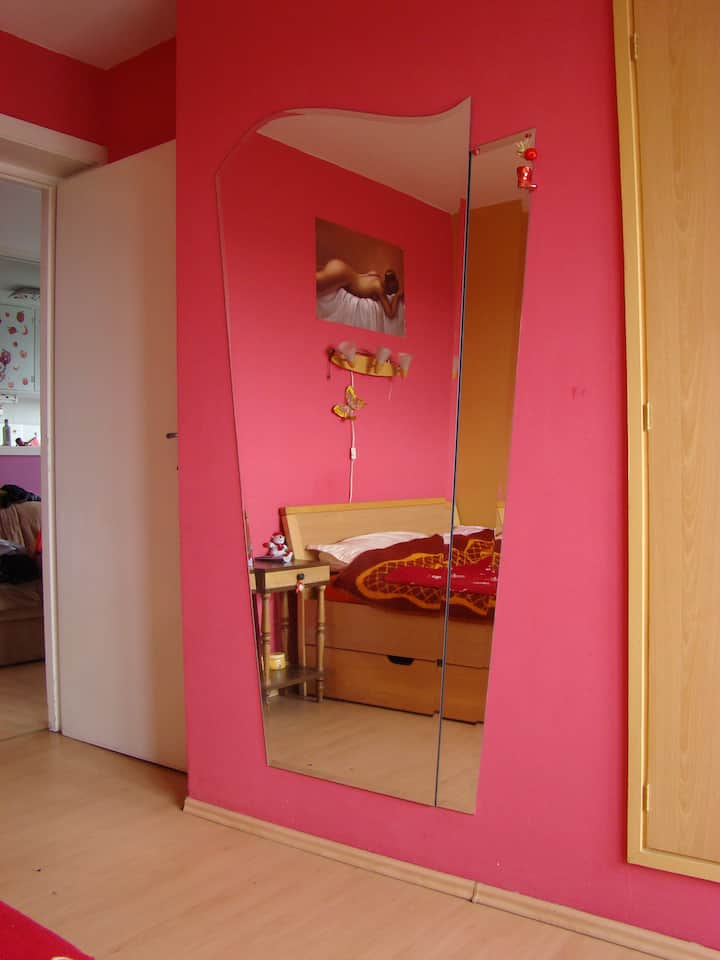 La camera da letto con letto matrimoniale e un divano che si apre su un letto singolo. 