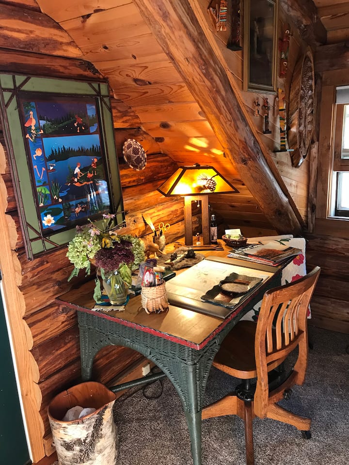 Nafasi mahususi ya kazi inayofaa kwa ajili ya kuandika kadi za posta na vitafunio vinavyopatikana kwa ajili ya starehe yako.