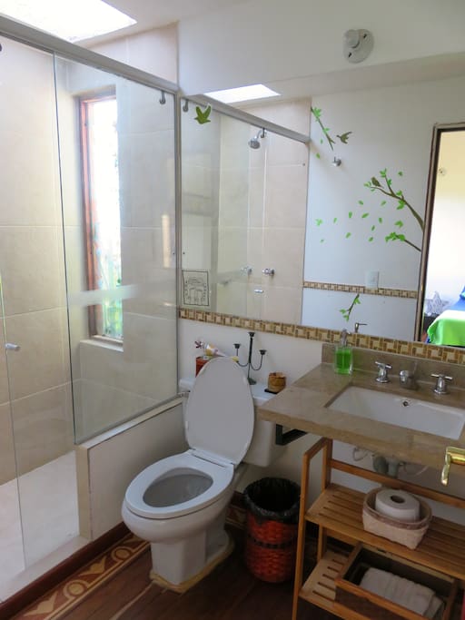 Baño de cuarto con cama doble