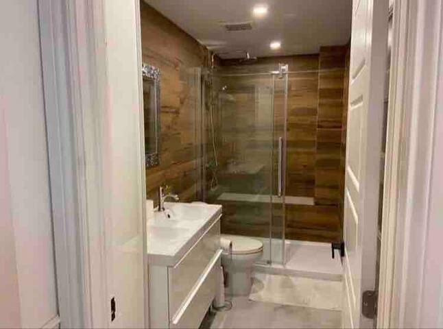 Super Luxury apt 4bdr & 2 full Bath plus backyard gallery image 4