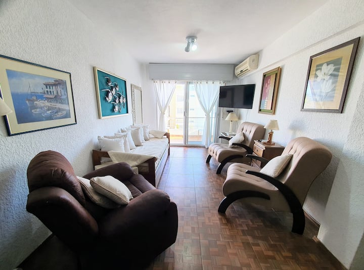 TV soba s kaučem na razvlačenje. Izađite na privatni balkon apartmana. S balkona se vidi more s obje strane.