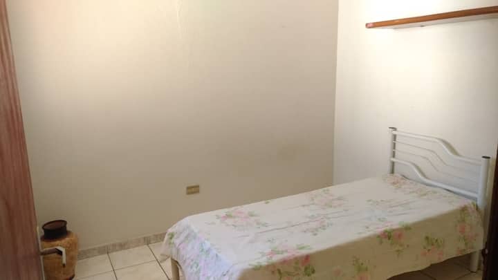 segundo dormitorio, tenemos 2 colchones , una pareja y 1 individual.