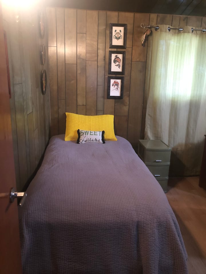 Спална соба бр. 3 / брачен кревет (широк 180-220 см) 