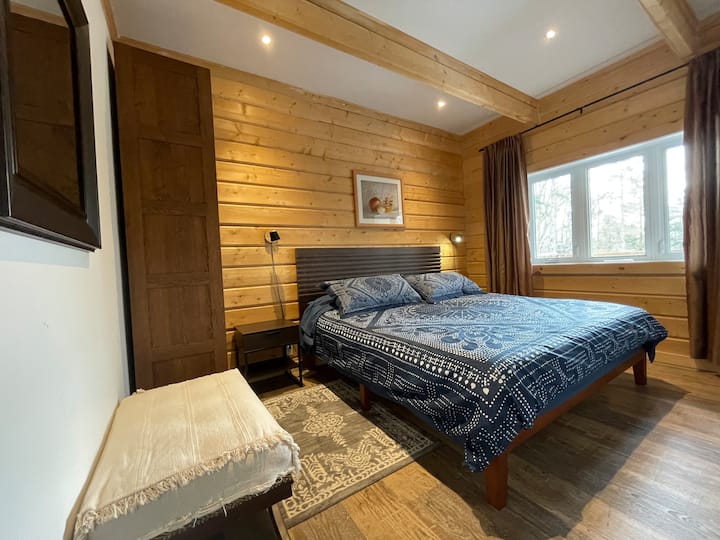 Chumba kikuu cha kulala - Kitanda 1 cha ukubwa wa King au kinaweza kugawanywa kuwa vitanda 2 vya mtu mmoja ili kukidhi mpangilio tofauti wa kulala. Tafadhali nijulishe unachopendelea wakati wa kuweka nafasi